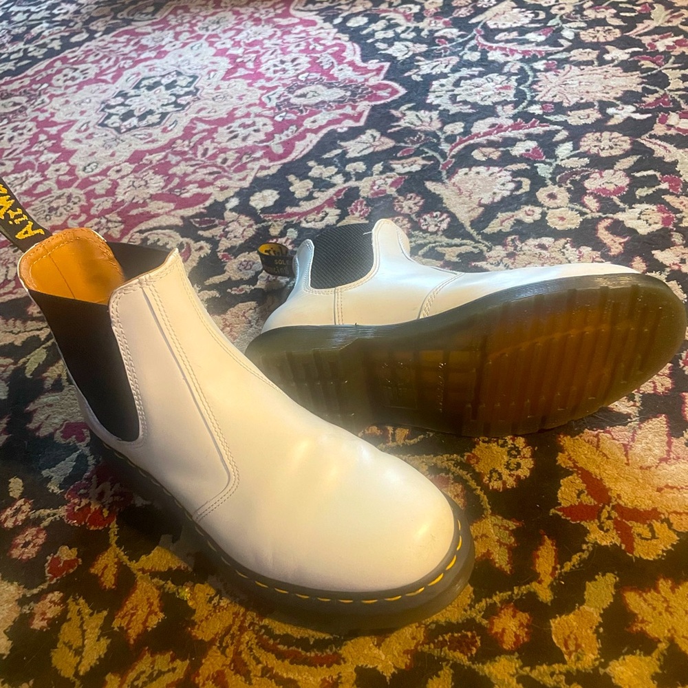 WHITE CHELSEA DR. MARTENS